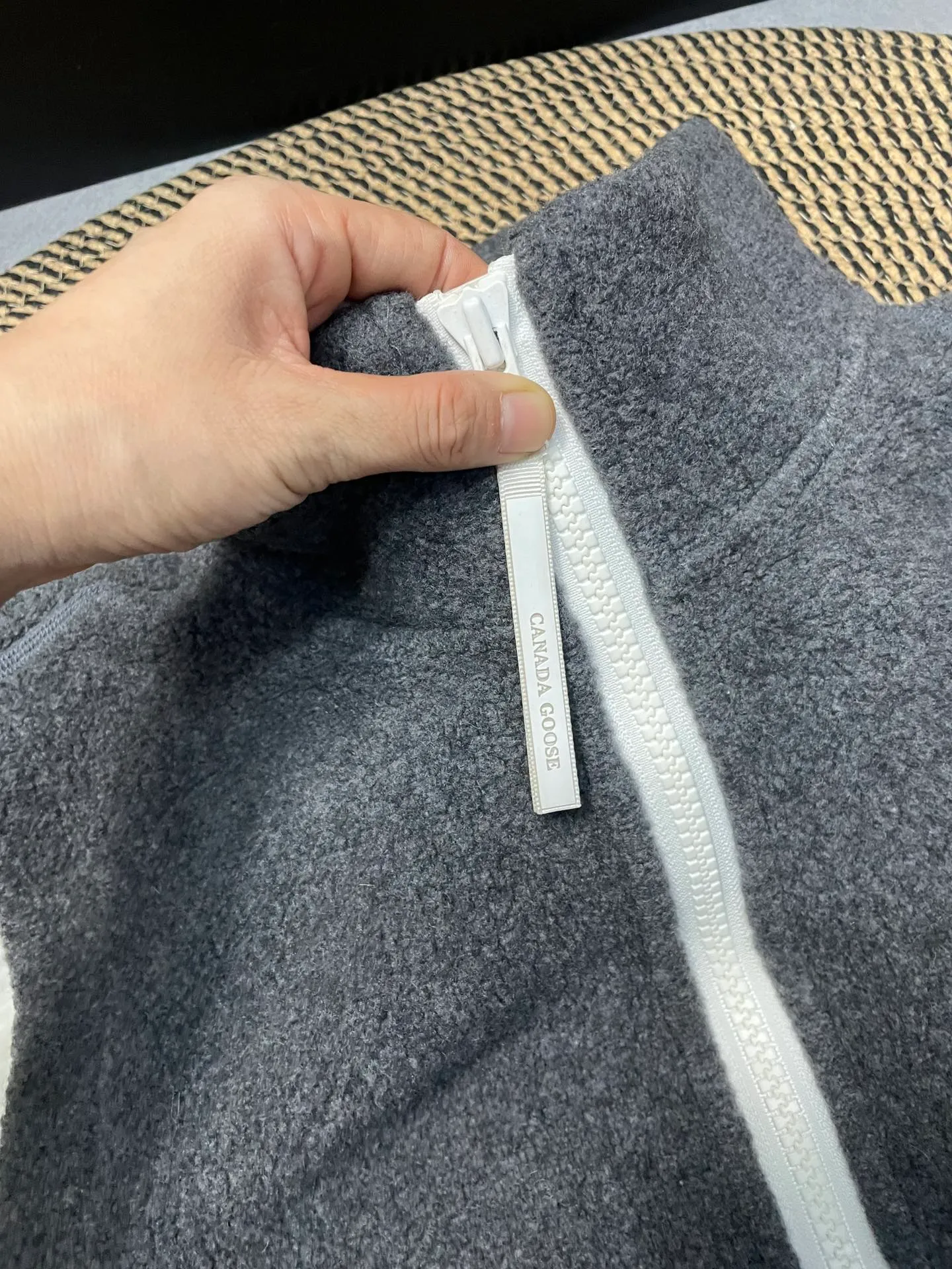 P600 Black CANADA GOOSE/Canada Goose Autumn and Winter Couple's Fleece Vest Jacket 🔘Color: Black Gray Khaki Highest version Original fabric High version High quality) ⚠All details Fabric accessories craftsmanship (all 1:1 passed inspection) (The owner is a "detail monster" so the goods he makes also pay attention to details) 1⃣ Distinguish the wrong version of market goods: all go single line ❌ Our genuine 1:1 special machine presses the line (high requirements for machine workers) 2⃣ Differentiates the market from drawings and making goods. Fabric color difference is too big. You get what you pay for, not fast food. 3⃣ Differentiates the market from low-end versions to receive labels, hang tags, and wash labels. All our accessories are custom-made (approved level) 4⃣ Differentiates the market from the detail-free workmanship❌ Our workmanship: neckline, shoulder line, armholes, cuffs, hem (In order to increase the cost, we must also restore the original product: yoke taping, double needle threading🔍) Size: S-XXL